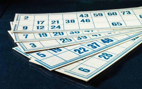 Papírové Karty Pro Hru Lotto Tmavém Pozadí Karty Modrým Číslem — Stock fotografie