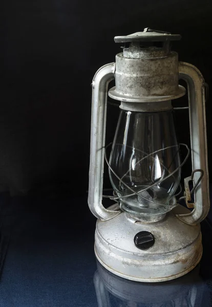 Lampe Getting Old Sur Table Avec Réflexion Sur Fond Noir — Photo
