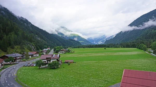Longo Estrada Através Lechtal Tirol São Casas Vale Forrado Por — Fotografia de Stock