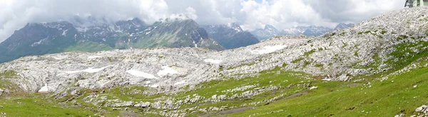 Berglandschaft Rfikopf Vorarlberg Österreich Kleine Schneefelder Bergwiesen Und Wolkenverhangener Himmel — Stockfoto