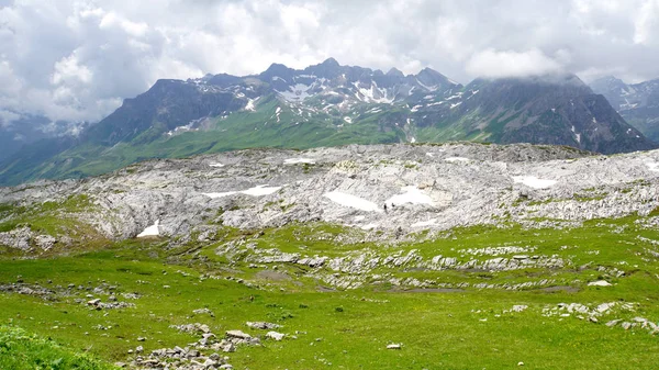 曇り空山草原 小さな雪原オーストリア フォアアールベルク州 Rfikopf の山の風景 — ストック写真