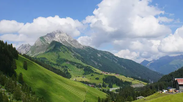 Krajina Létě Vorarlbersko Rakousku Horské Vrcholy Lesy Svěží Louky Modrou — Stock fotografie