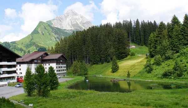 Landskap Vorarlberg Österrike Liten Damm Bredvid Ett Hotell Bakom Bergstopp — Stockfoto