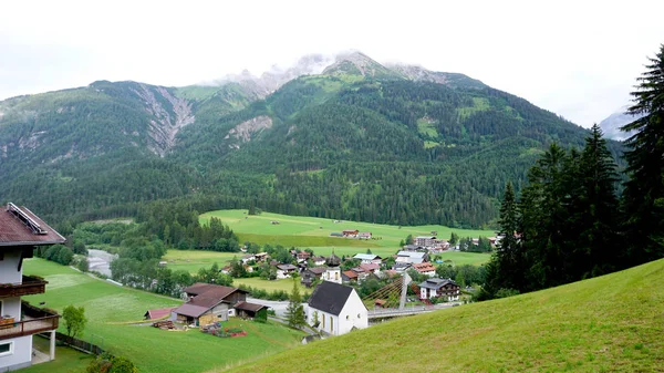Vista Aldeia Bach Vale Lech Tirol Áustria Casas Igreja Ponte — Fotografia de Stock