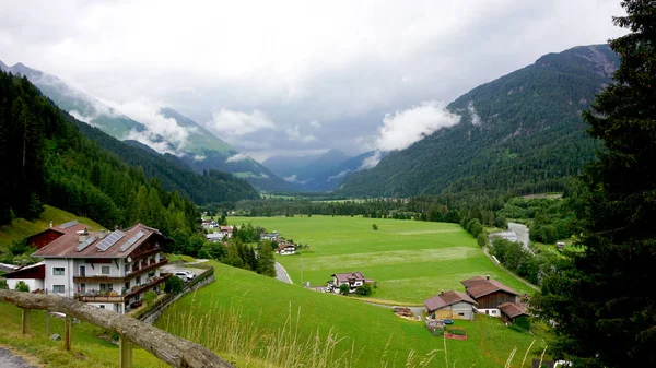 Nuvens Escuras Sobre Montanhas Vale Superior Lech Tirol Áustria Casas — Fotografia de Stock