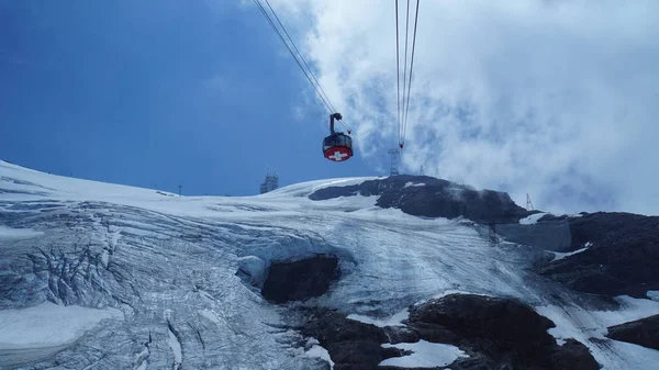 Cablul Muntele Titlis Trece Peste Ghețar Câmpuri Zăpadă Pietre Cer — Fotografie, imagine de stoc