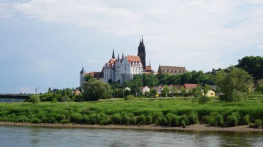 Meissen, Almanya 'daki Albrechtsburg, Elbe Nehri ile Saksonya' daki bina.