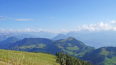 Mount Rigi swiss dağlara görüntülemek, sonbahar, mavi gökyüzü ve beyaz bulutlar manzara