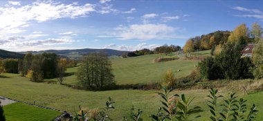 Erzgebirge sonbahar, çayırlar ve renkli ormanlar, panorama Erzgebirge Saxony, Almanya için batı kesiminde dağlık manzara