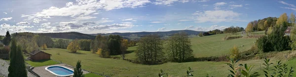 Heuvelachtig Landschap Het Erzgebirge Herfst Weilanden Kleurrijke Bossen Panorama Het Rechtenvrije Stockfoto's