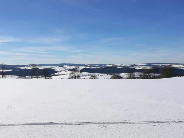 Ślady Narciarskie Zimowym Krajobrazie Saksonii Niemcy Słoneczny Zimowy Dzień Pagórkowaty — Zdjęcie stockowe