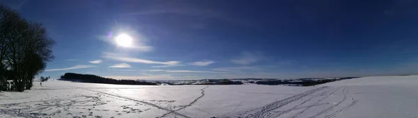 Huellas Esquí Paisaje Invernal Día Invierno Soleado Paisaje Montañoso Erzgebirge — Foto de Stock