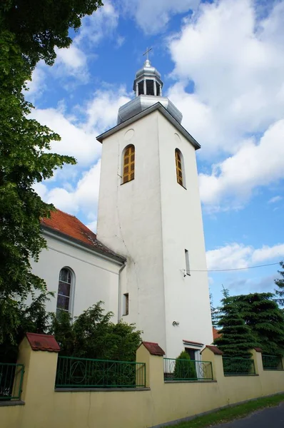 Chiesa Cattolica Del Villaggio Polonia Campanile Argentato Alberi Cielo Blu — Foto Stock