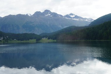 Isviçre 'de üst Engadine dağ gölü Dağları ile çevrili, gölün yansıma