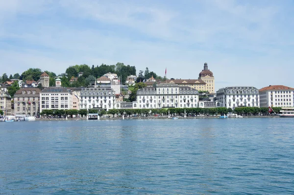 스위스 루체른에 호수에서 보이는 호텔과 산책로 호수의 — 스톡 사진