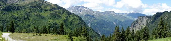 오스트리아 베르크 알프스 파노라마 눈덮인 산봉우리들 과가파른 바위가면 골짜기로 들어가는 — 스톡 사진