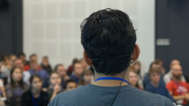 El ponente habla con la gente en el foro de negocios de la educación en el auditorio — Vídeos de Stock