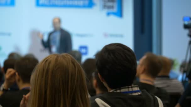 El hombre borroso orador en la convención de negocios del centro de formación en la sala de conferencias — Vídeos de Stock