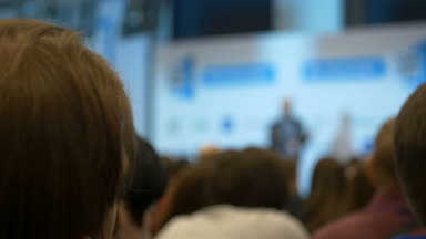 Konferans salonu hoparlör sunu öğrenciler için genel bilgileri ile bulanıklık