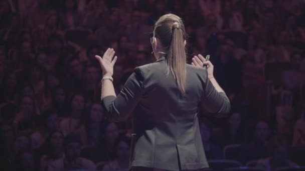 Osoba ve svém projevu na konferenci vzdělání podnikání — Stock video