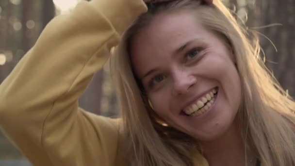 Het portret van het gezicht van gelukkig meisje in zonnig bos — Stockvideo