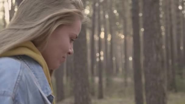 Retrato de uma jovem caminhando na floresta — Vídeo de Stock