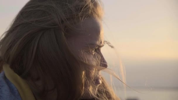 Het portret van het gezicht van ongelukkige volwassen meisje bij zonsondergang — Stockvideo