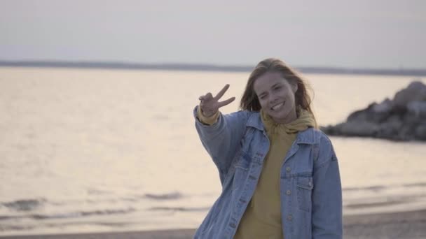 Chica joven haciendo vídeo en la playa con dron — Vídeos de Stock