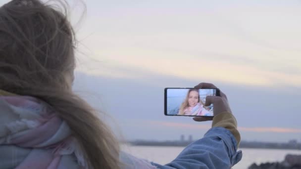 Téléphone caméra faisant fille visage photos sur la plage — Video