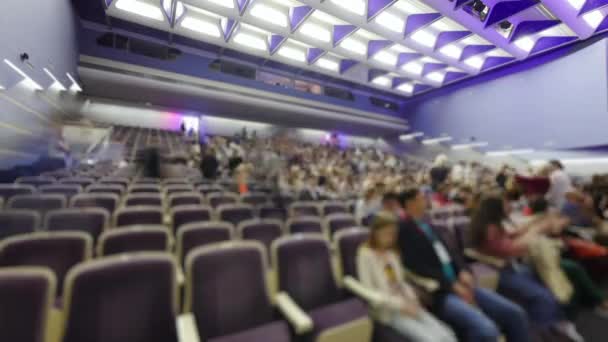 Time lapse persone che entrano in auditorium al forum — Video Stock