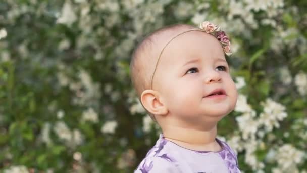 Sweety playing and clap hand outside slowmotion closeup — Stock Video