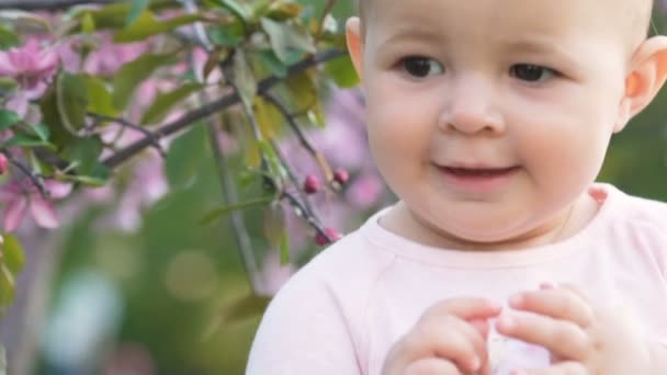 Sweety jouer et applaudir mains extérieur ralenti fermer — Video