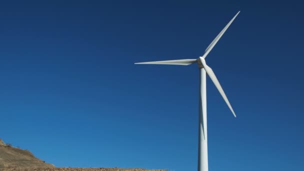 Turbina de moinho de vento de energia verde girando na fazenda — Vídeo de Stock