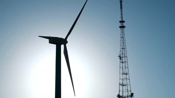 Turbina de molino de viento verde girando en la granja — Vídeo de stock