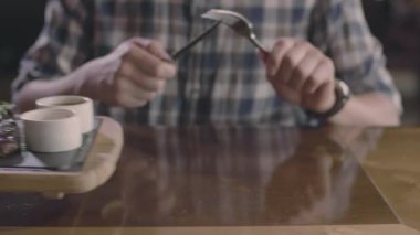 Biftek ve ızgara sebze hizmet ve adam eller