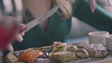 Restoran ağır çekimde biftek yerken kadın