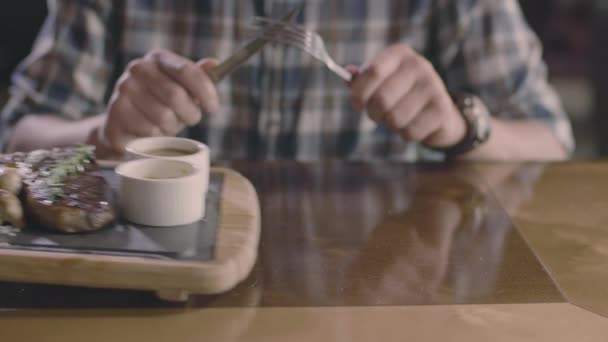 Only hands: man in grill restaurant waiting steak — Stock Video