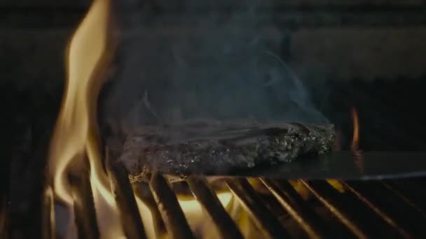 Sirloin envelhecido primo raro assado isolado grelhando filé de porco com listras — Vídeo de Stock