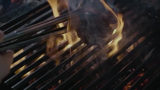 Γρήγορο φαγητό μπριζόλα μπάρμπεκιου μαγείρεμα στη σχάρα πυρκαγιάς — Αρχείο Βίντεο