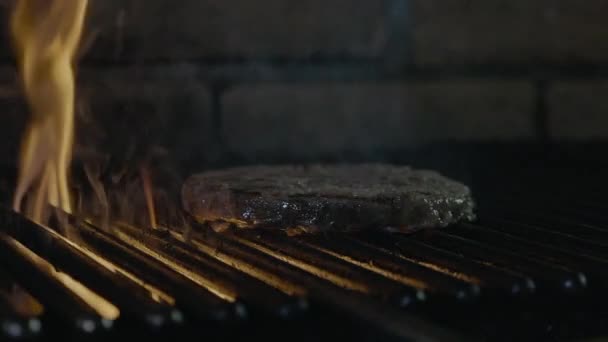 Fastfood barbecue biefstuk koken op de brand-grill — Stockvideo