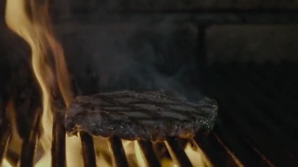 Deliciosa carne de filete en la parrilla de barbacoa — Vídeos de Stock