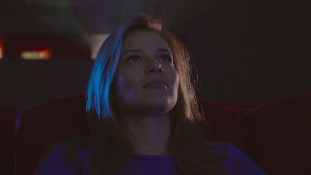 Femme sourire visage regarder film assis dans le cinéma — Video