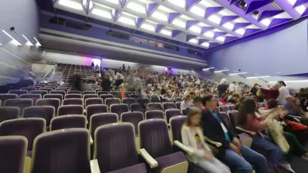 Temps écoulé les gens qui viennent à l'auditorium pour le forum — Video