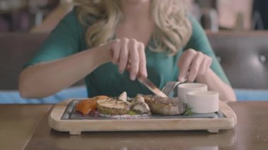 Kadının elleri Restoran slowmo bir biftek kesmek için
