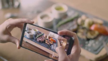 Restoran yemek telefon ekran ve gıda fotoğraf