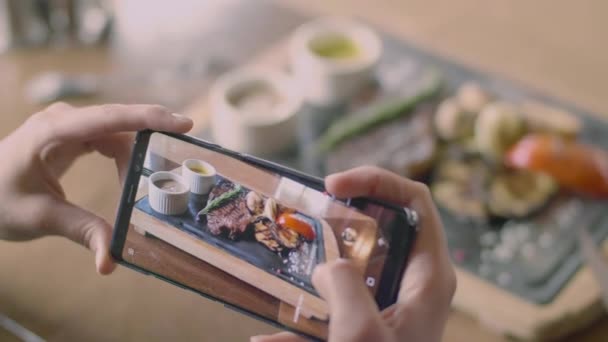 A tela do telefone e a foto de comida do prato de restaurante — Vídeo de Stock