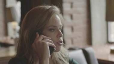 Genç kadın adlı restoranda oturan telefon söz