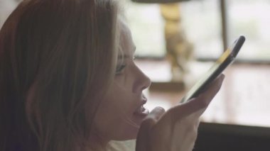 Telefon sit kafede kullanarak kadın ses mesaj gönder