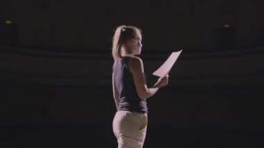 Genç kadın ne komut dosyası ile sahne provası