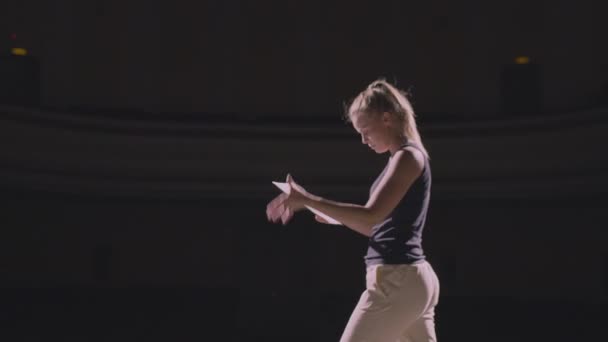 Chica sola caminando en el escenario y ensayando — Vídeo de stock